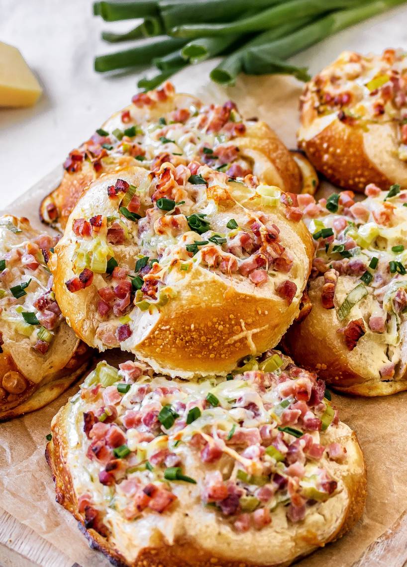 Bułeczki preclowe à la Flammkuchen