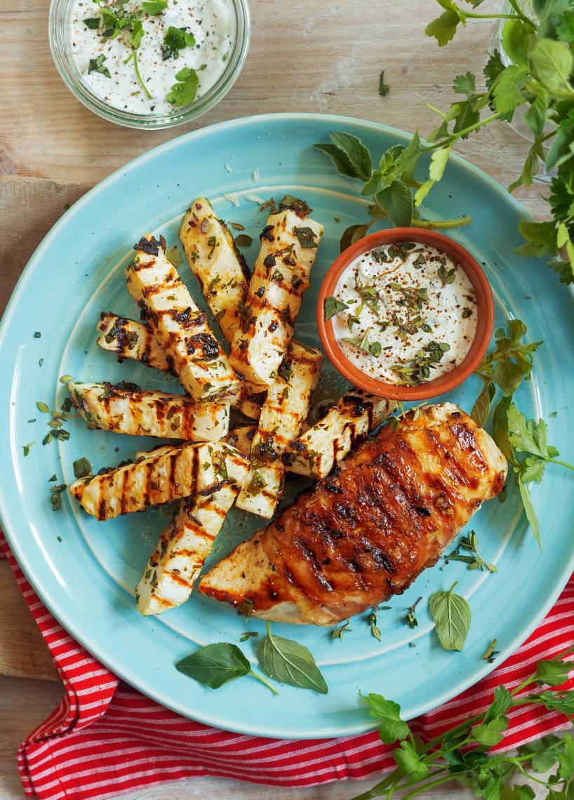 Grillowana pierś z kurczaka w szynce pancetta z selerem i dipem parmezanowym