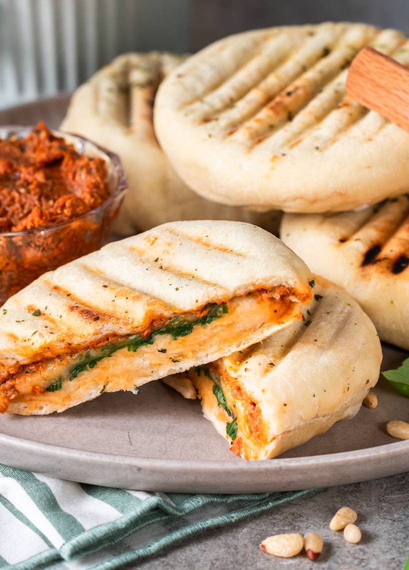 Grillowany chleb z nadzieniem z pomidorów i mozzarelli