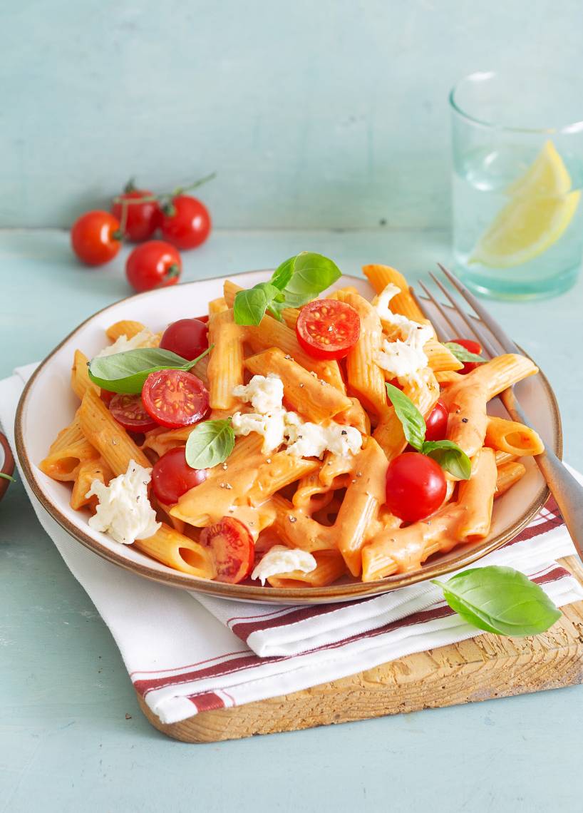 One pot makaron penne z pomidorami i mozzarellą