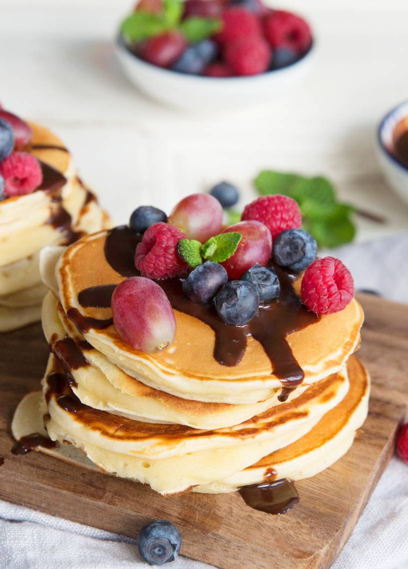 Pancakes z owocami i sosem czekoladowym