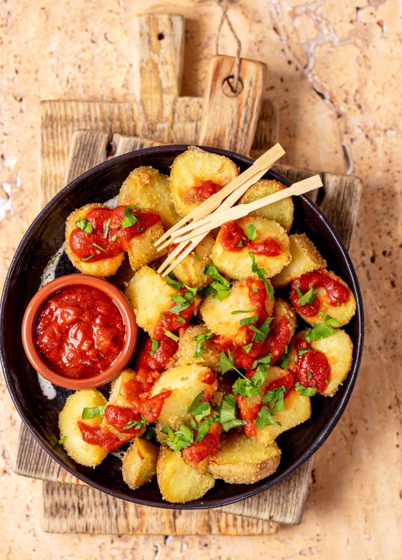 Patatas bravas z salsą mojo