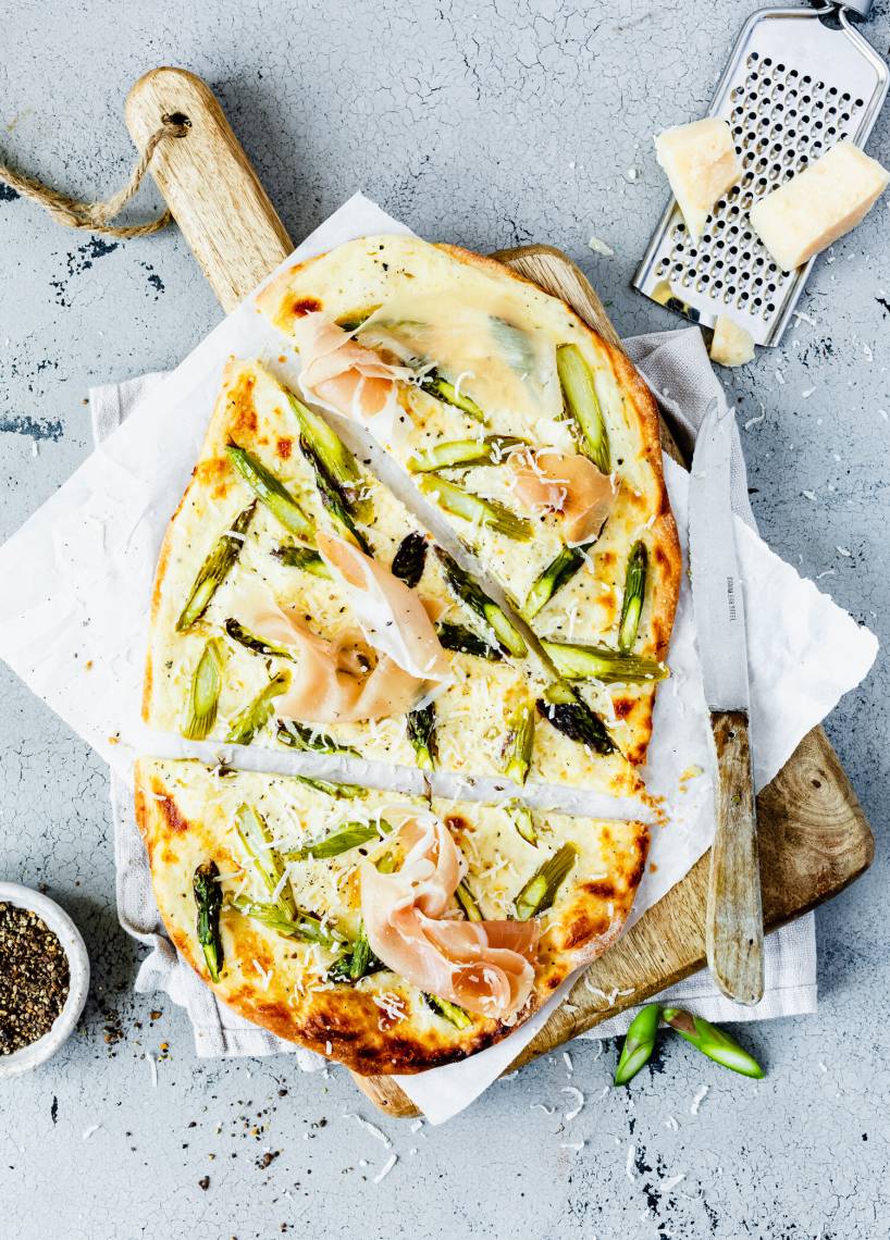 Tarte flambée z zielonymi szparagami