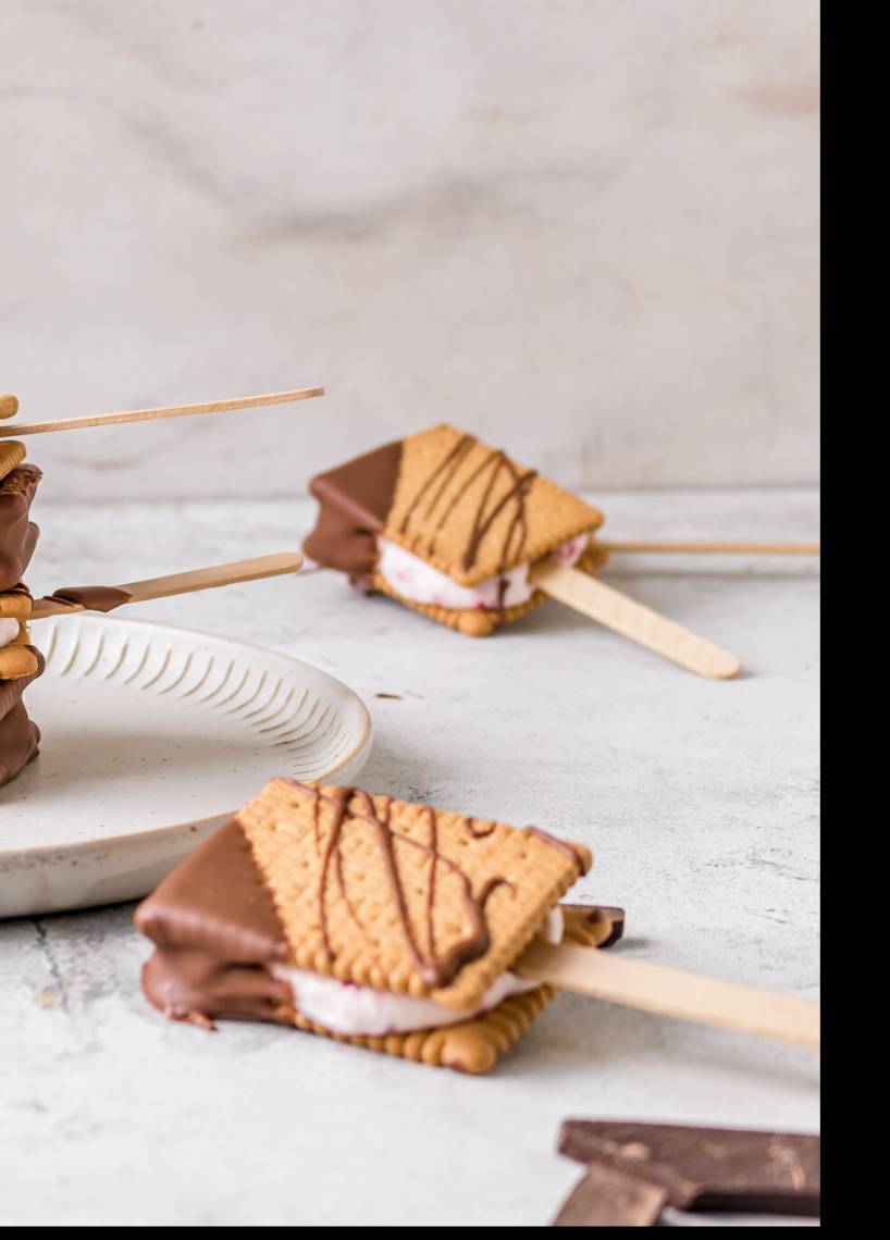Truskawkowe lody z herbatnikami na patyku