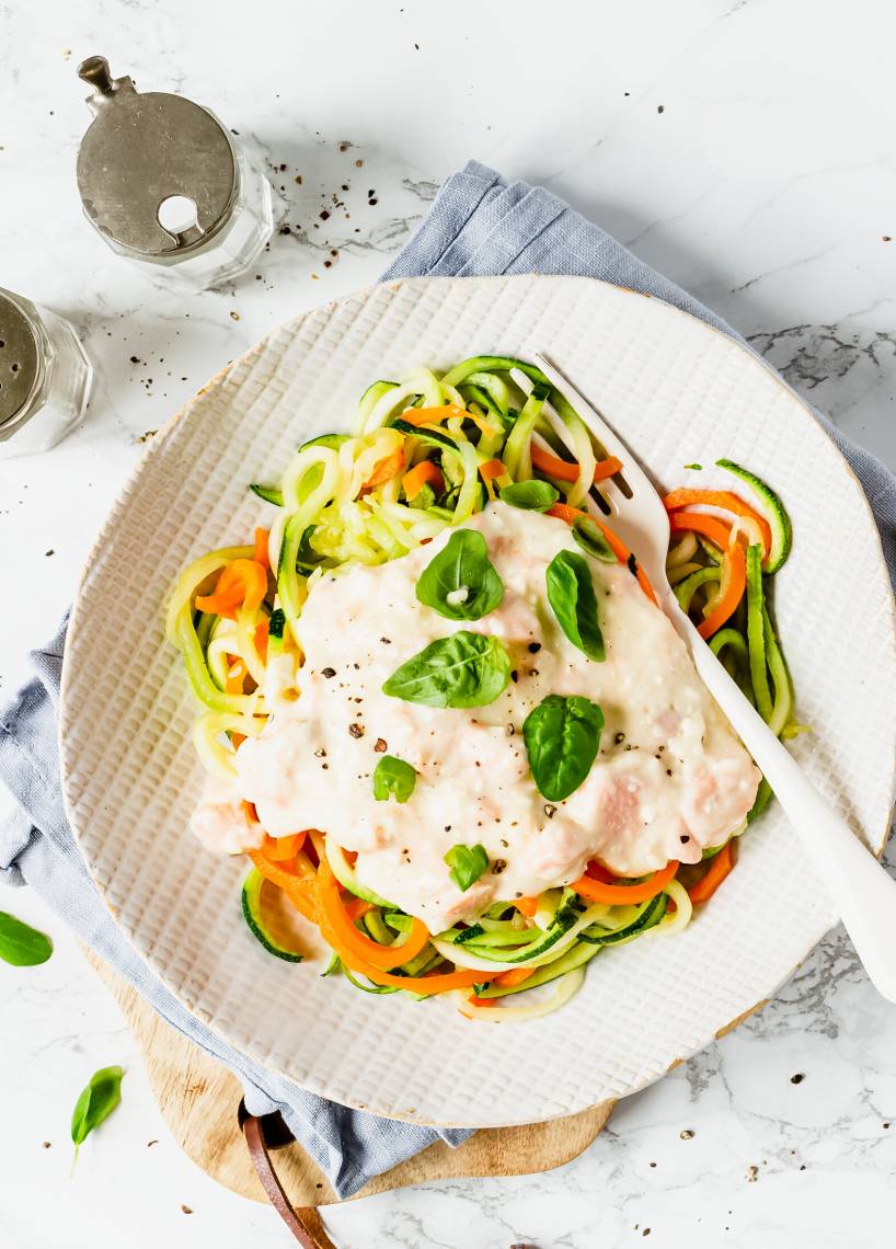 Zoodles w sosie z łososia i fety