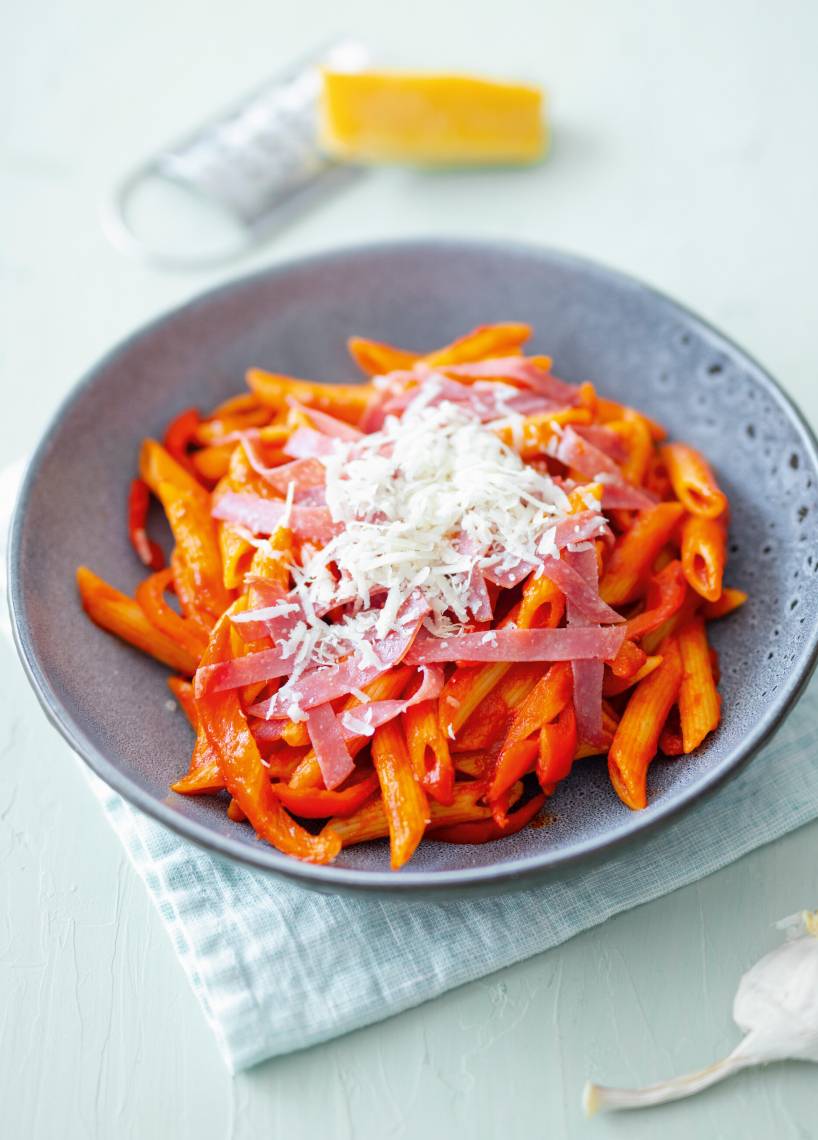 Jednogarnkowe penne z sosem z papryki i salami