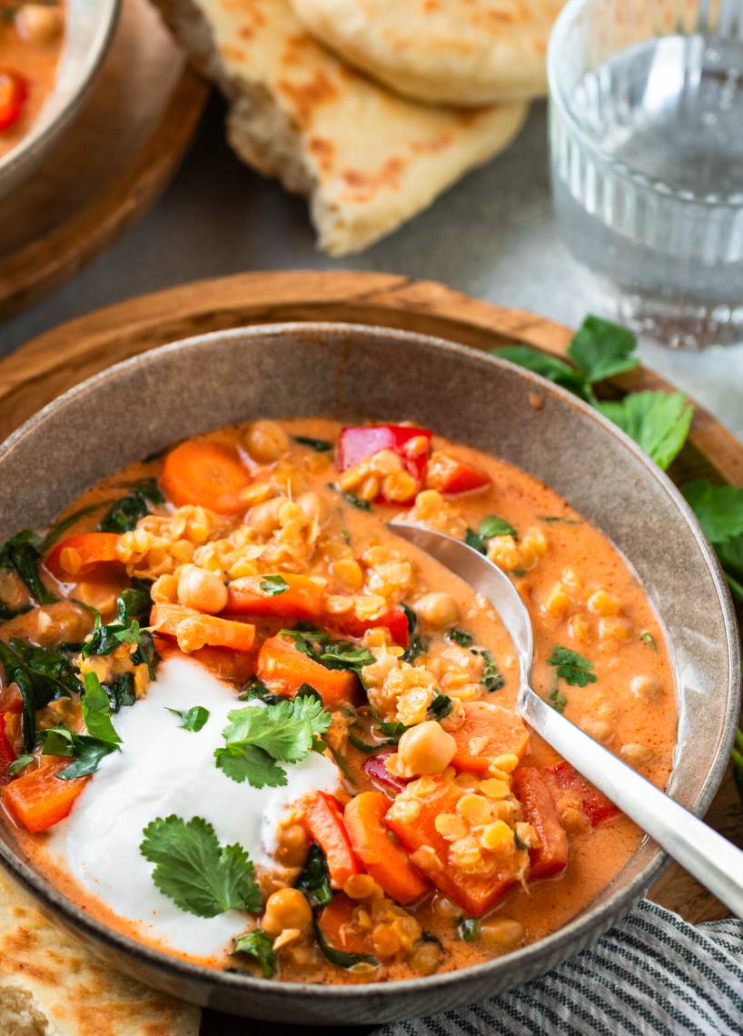 Wysokobiałkowe curry z soczewicy z ciecierzycą i szpinakiem