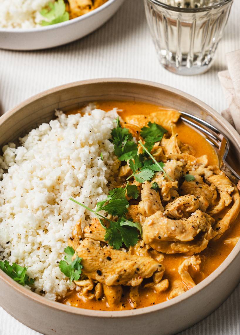 Lekkie curry z szarpanym kurczakiem i ryżem z kalafiora