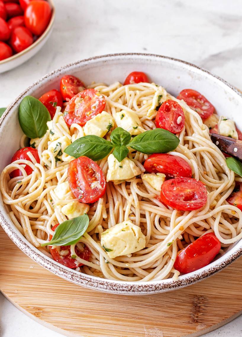 Sałatka orkiszowa ze spaghetti z pomidorami i mozzarellą