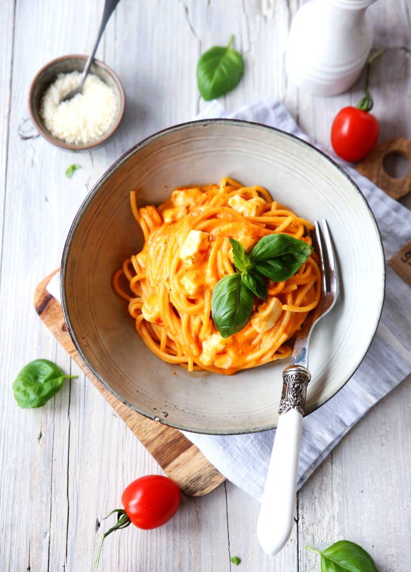 Spaghetti z pomidorami i mozzarellą