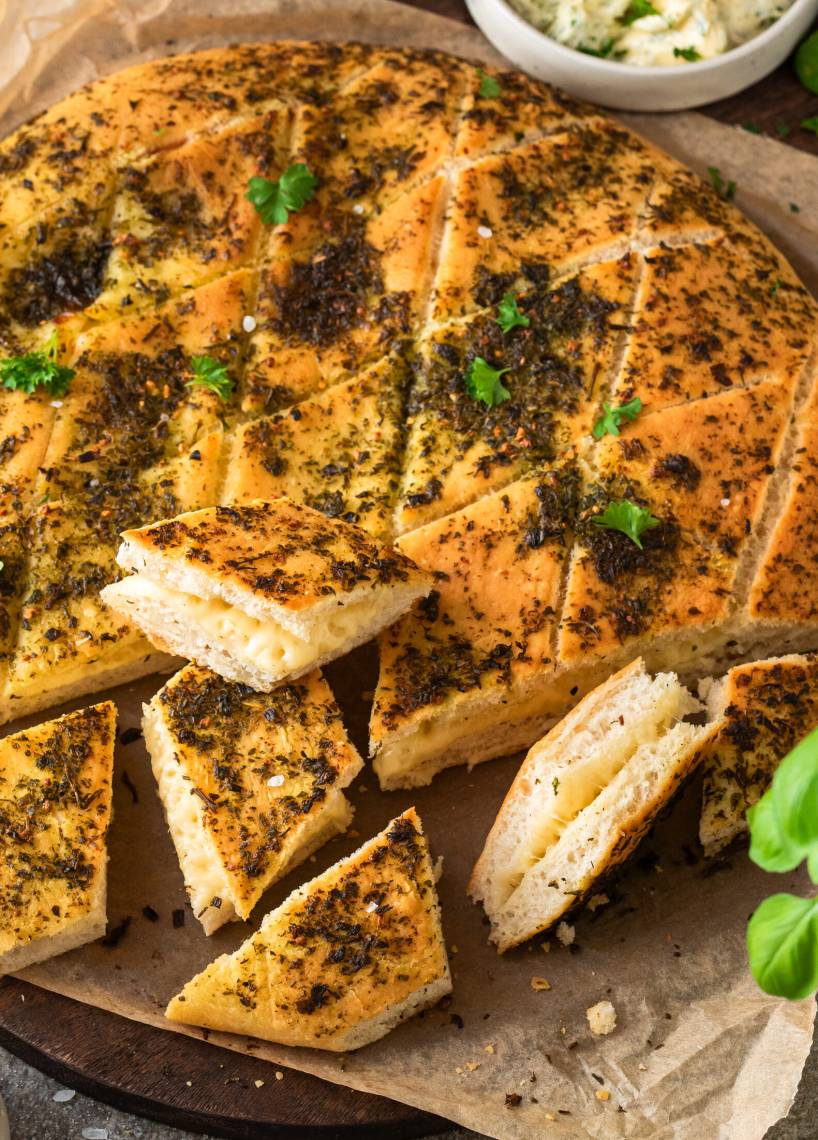 Szybki grillowany chleb z serem i ziołami