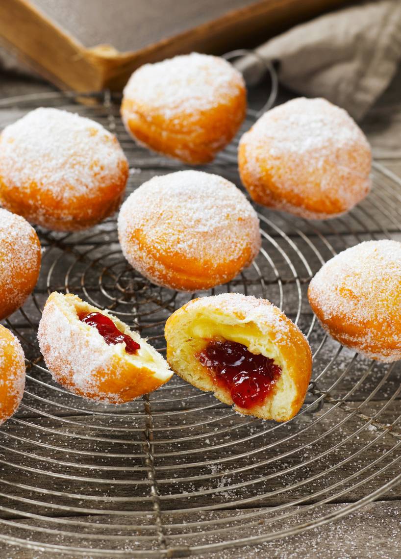 Tradycyjne pączki z nadzieniem z powideł śliwkowych