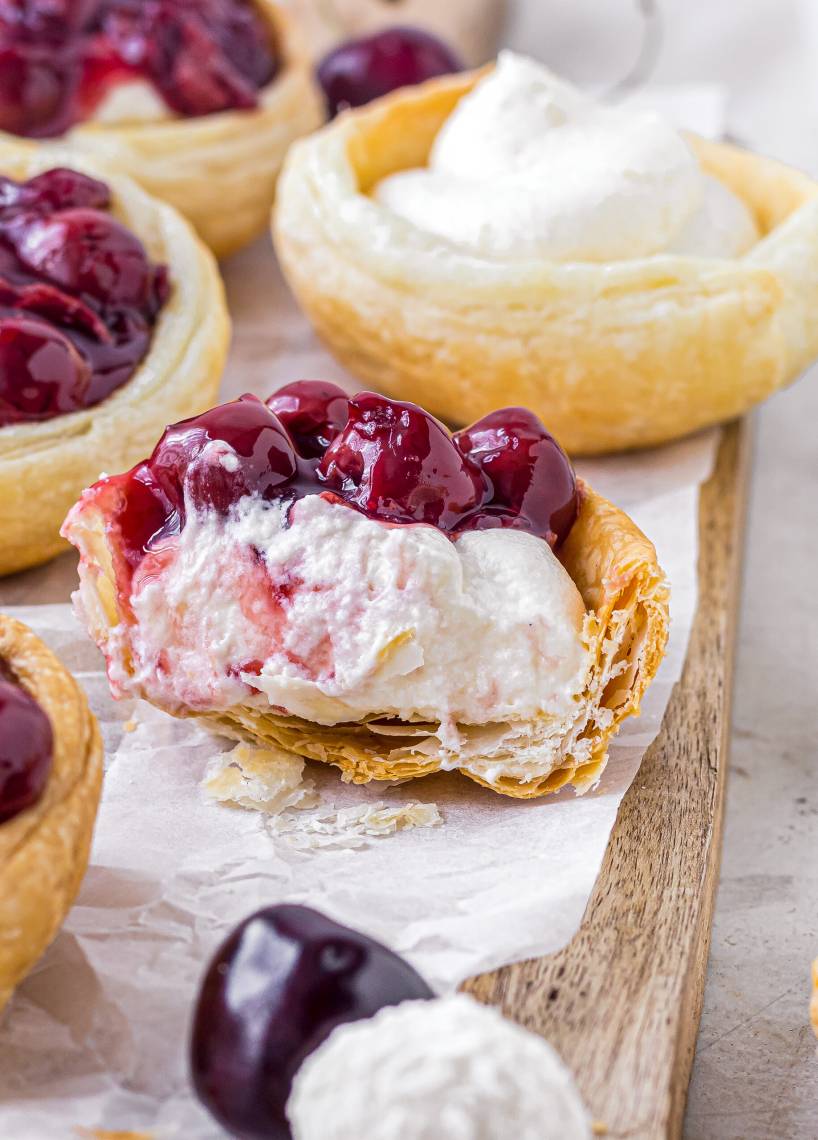 Babeczki z ciasta francuskiego z kremem "Raffaello" i wiśniami