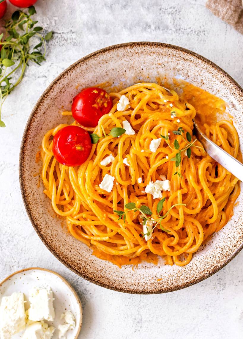 Spaghetti z sosem z pieczonych pomidorów i fety