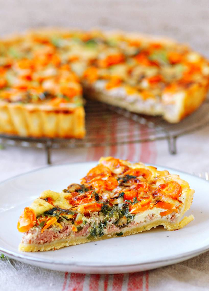 Marchewkowy quiche z mięsem mielonym