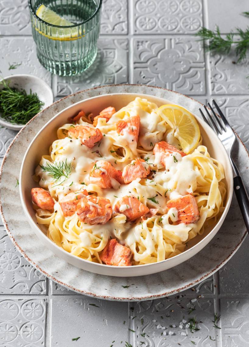 Tagliatelle z łososiem i sosem śmietanowym