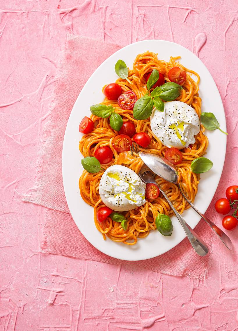 Spaghetti z pomidorami i mozzarellą „Deluxe”