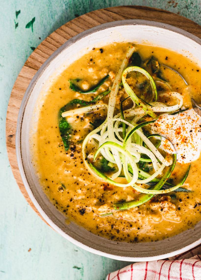 Zupa z cukinii z wege „mielonym” i zoodles (makaronem z cukinii)