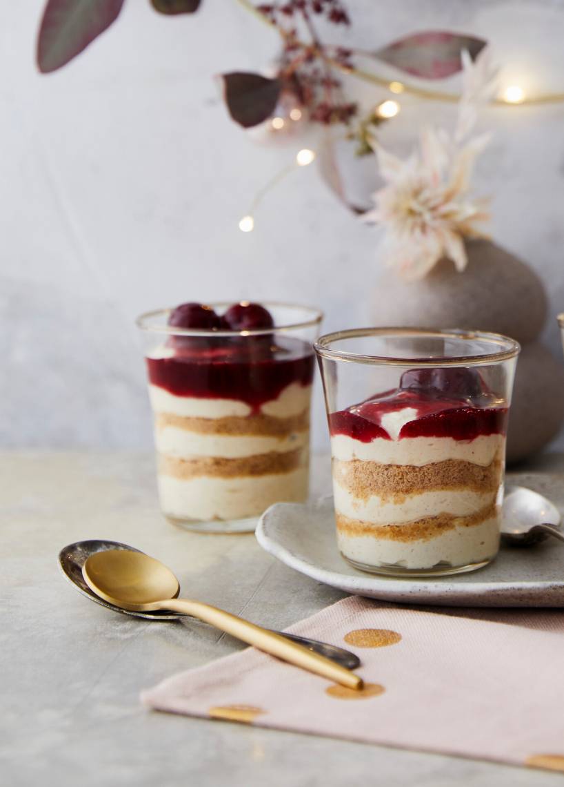 Tiramisu z ciasteczkami korzennymi i wiśniami