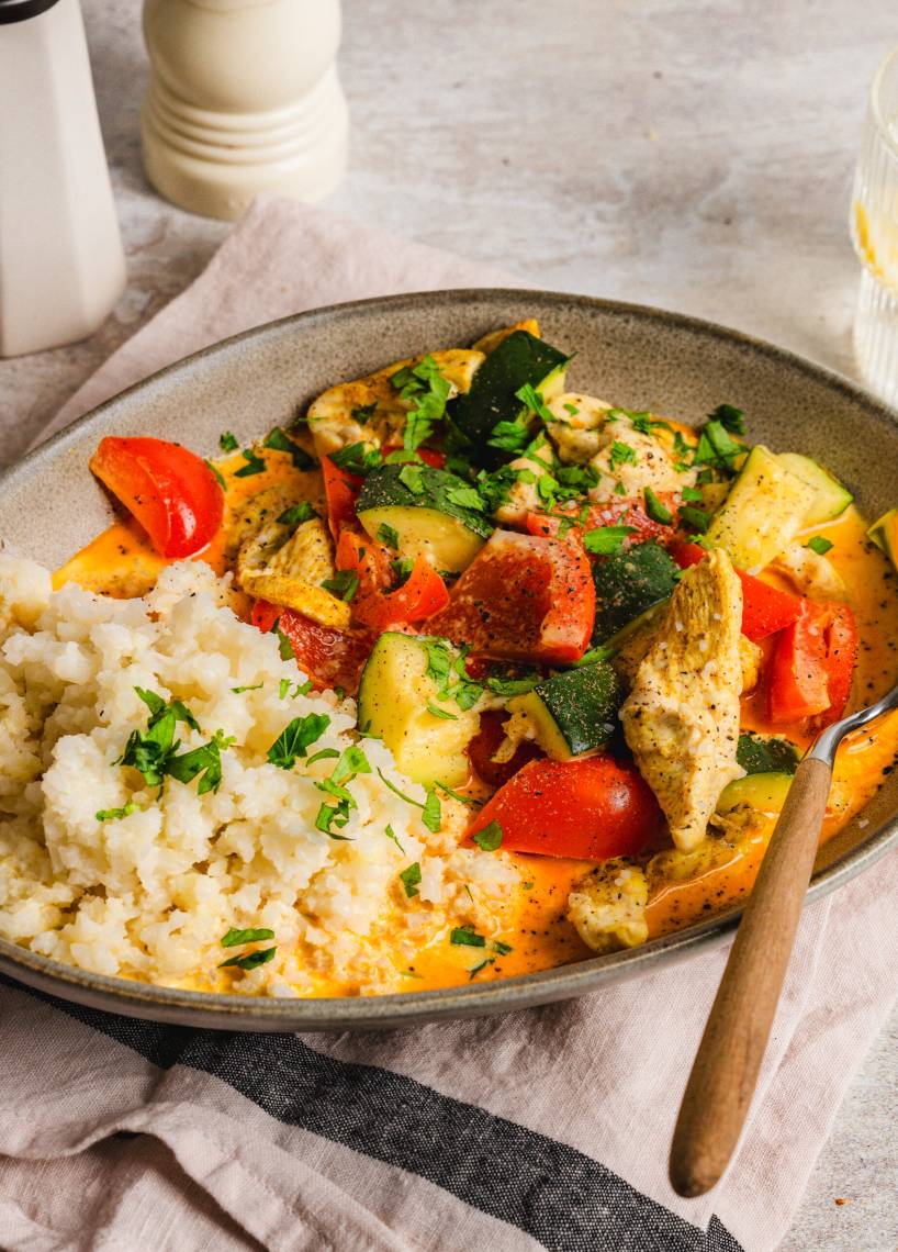 Kurczak po tajsku z ryżem z kalafiora i sosem curry