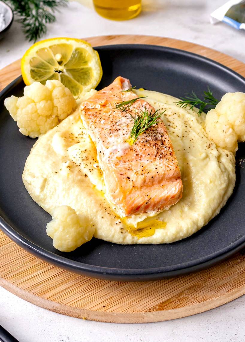 Niskowęglowodanowe purée z kalafiora z filetem z łososia