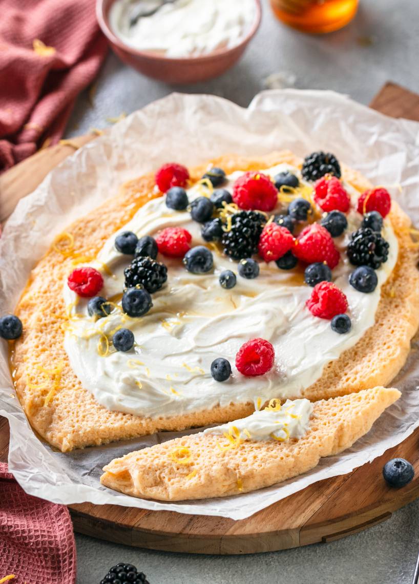 Omlet twarogowy z owocami jagodowymi