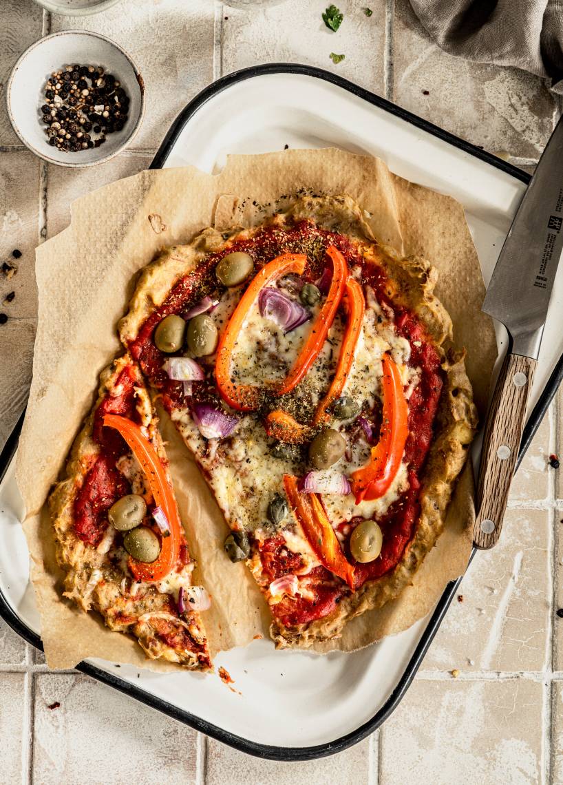 Pizza z tuńczykiem, papryką i oliwkami