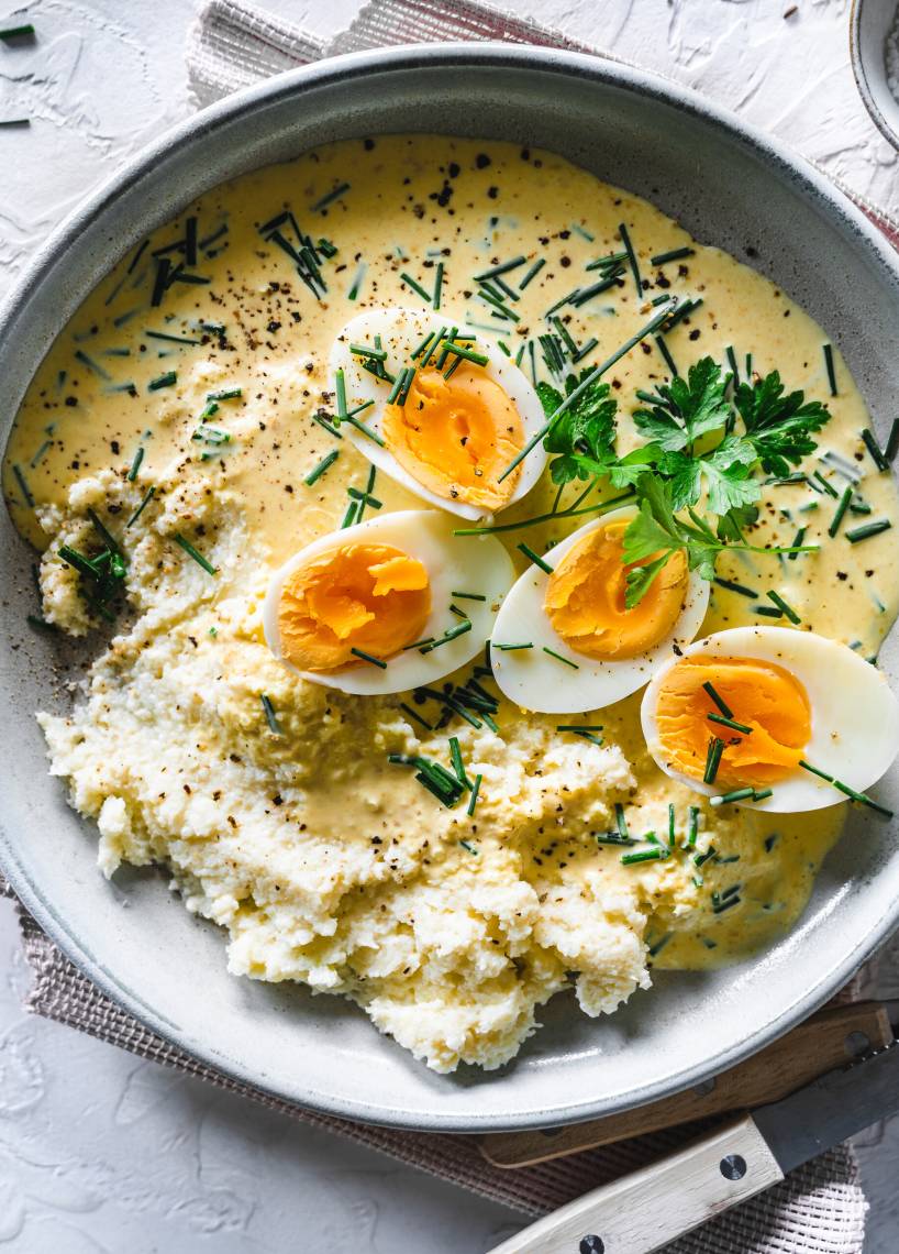 Jajka w sosie musztardowym z puree z kalafiora