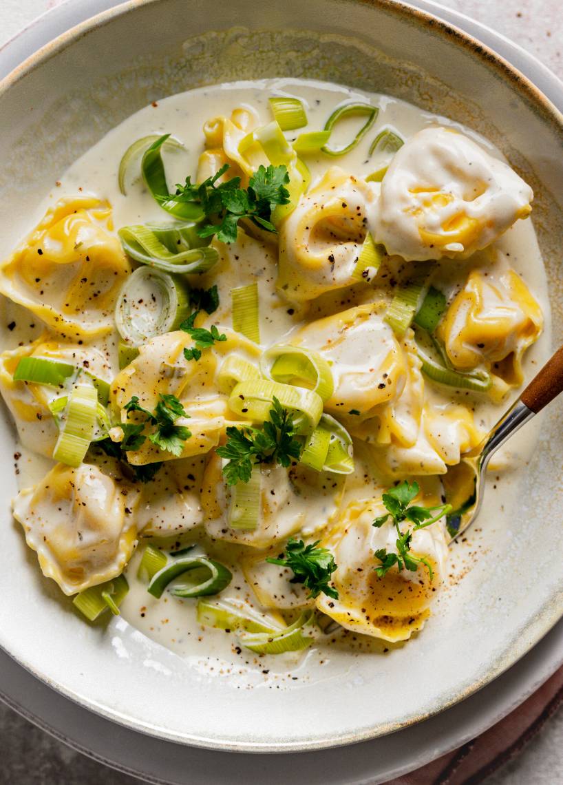 15-minutowe tortellini z porem i serem