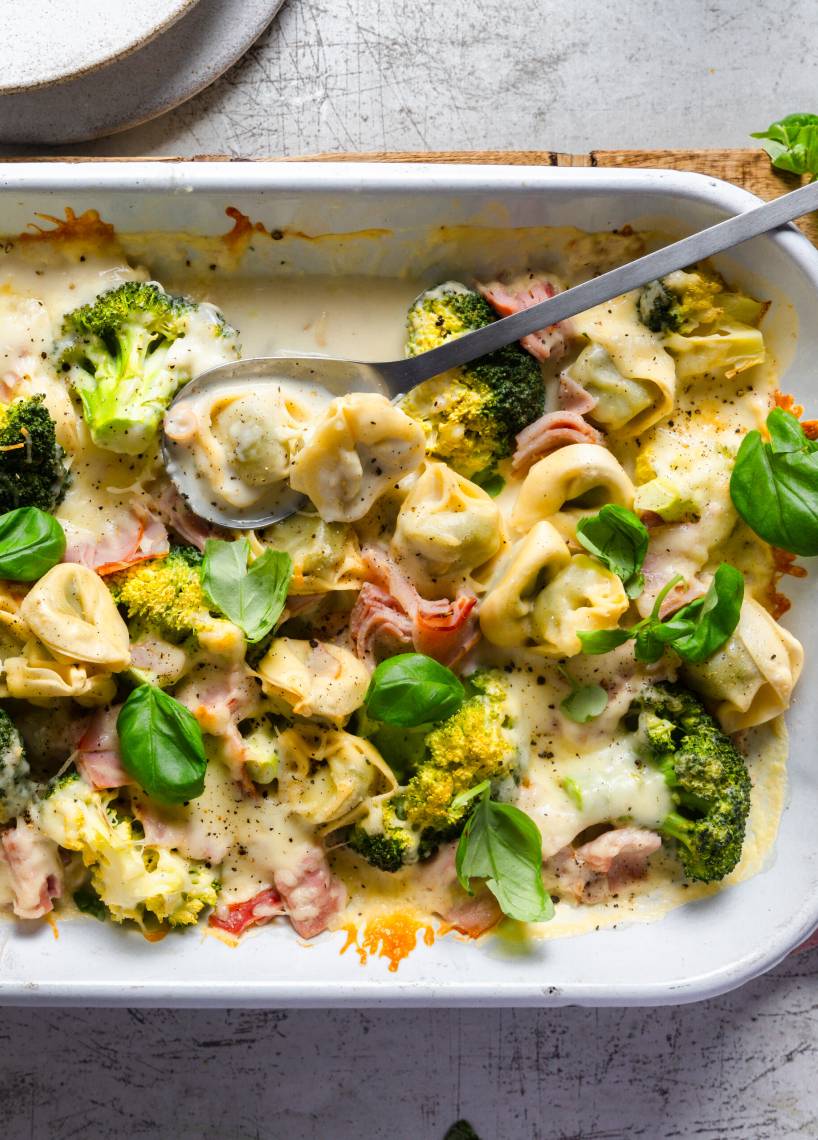 Blacha po pracy: tortellini w sosie śmietanowo‑szynkowym