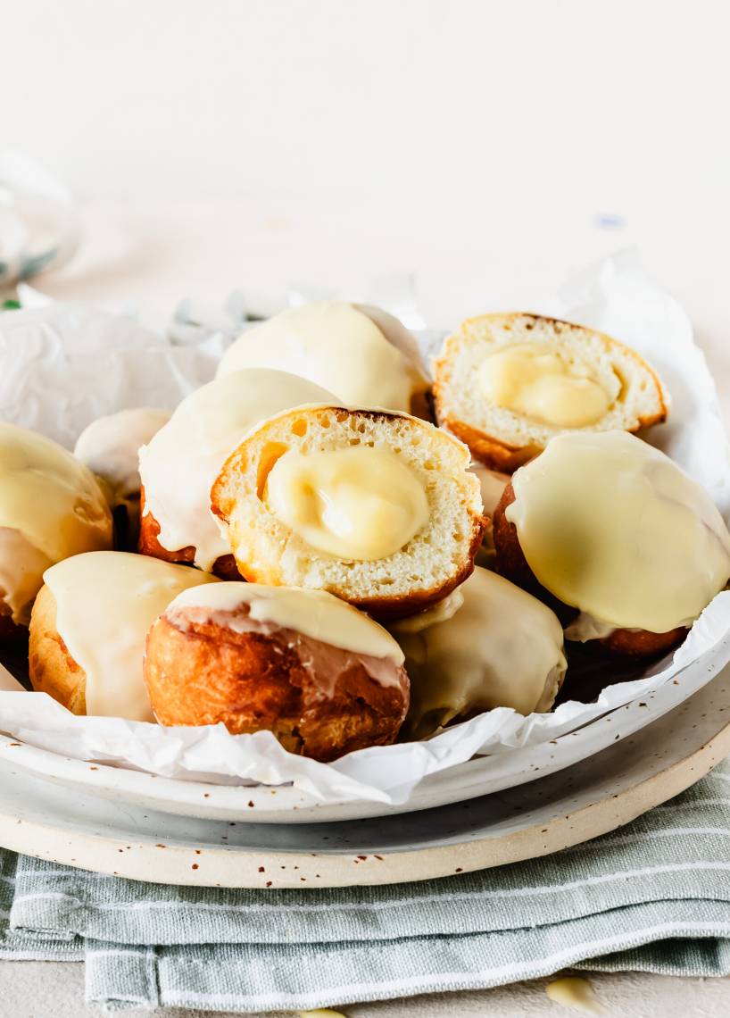 Nadziewane mini pączki z ajerkoniakiem i lukrem