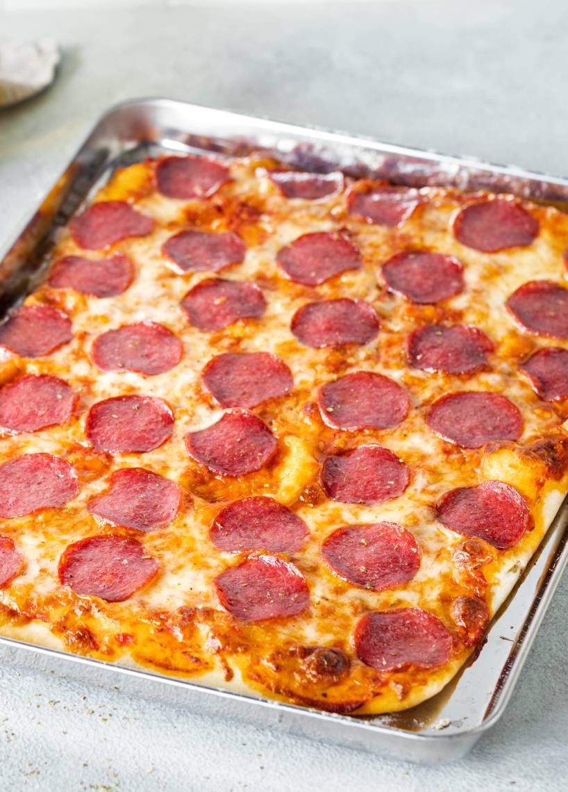 Pizza z salami z blachy