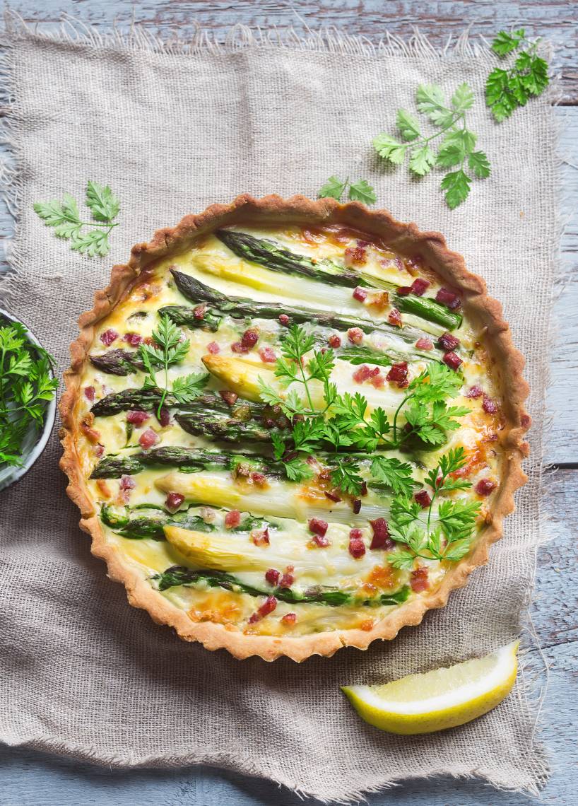 Quiche ze szparagami, sosem hollandaise i boczkiem