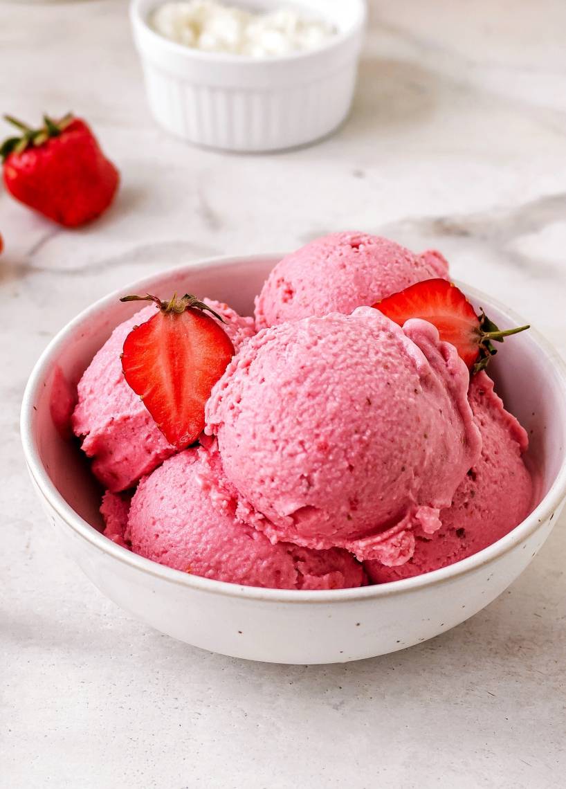 Wysokobiałkowe lody truskawkowe z 3 składników