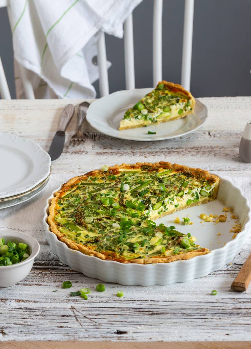 Zielony wiosenny quiche (tarta) ze szparagami