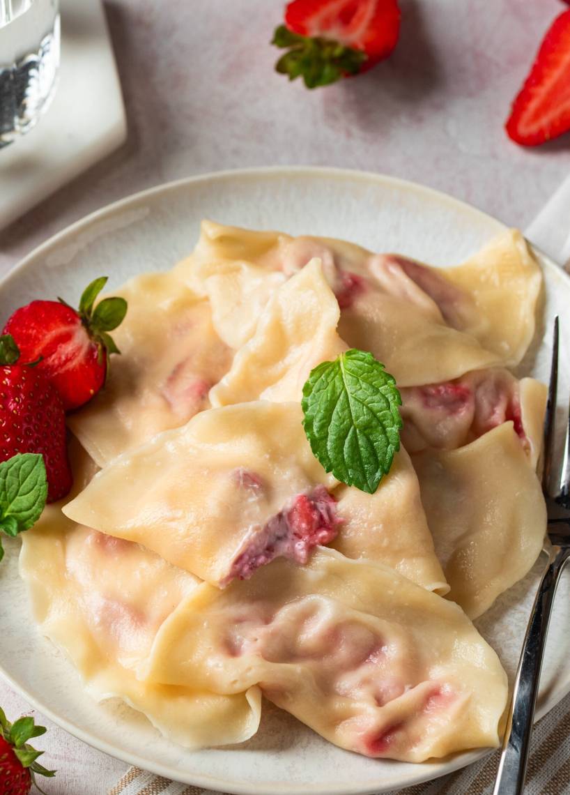 Pierogi z truskawkami i twarogiem