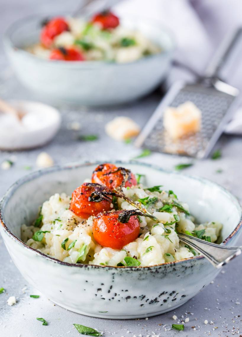 Risotto z czosnkiem niedźwiedzim i pomidorkami koktajlowymi