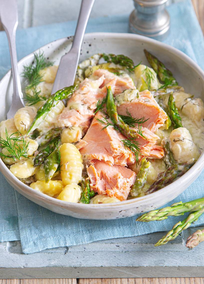 Gnocchi z łososiem i szparagami z kremem koperkowym