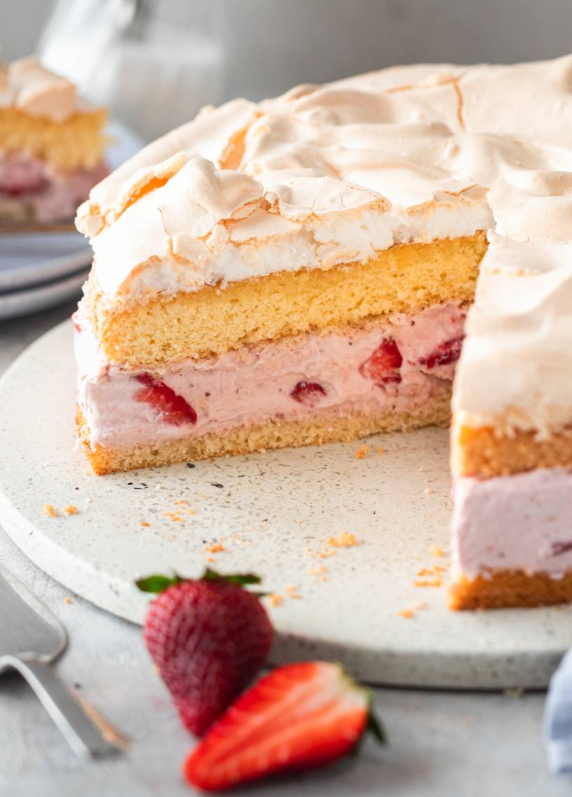 Tort biszkoptowy z truskawkami i bezą