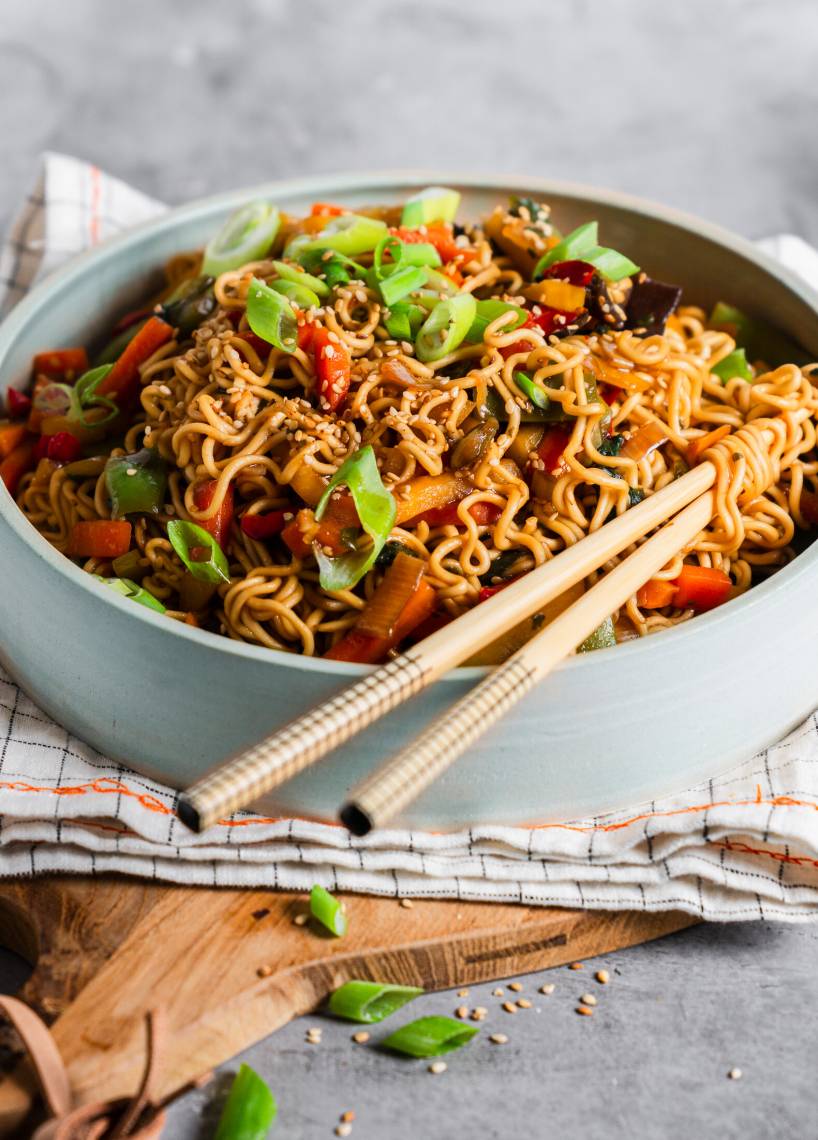 Wegetariański makaron mie teriyaki w 15 minut