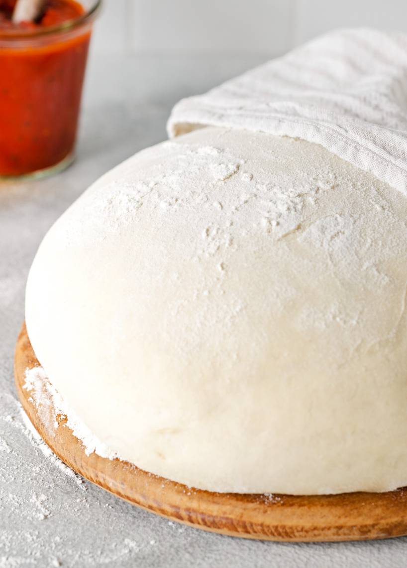 Ciasto na pizzę ze świeżymi drożdżami