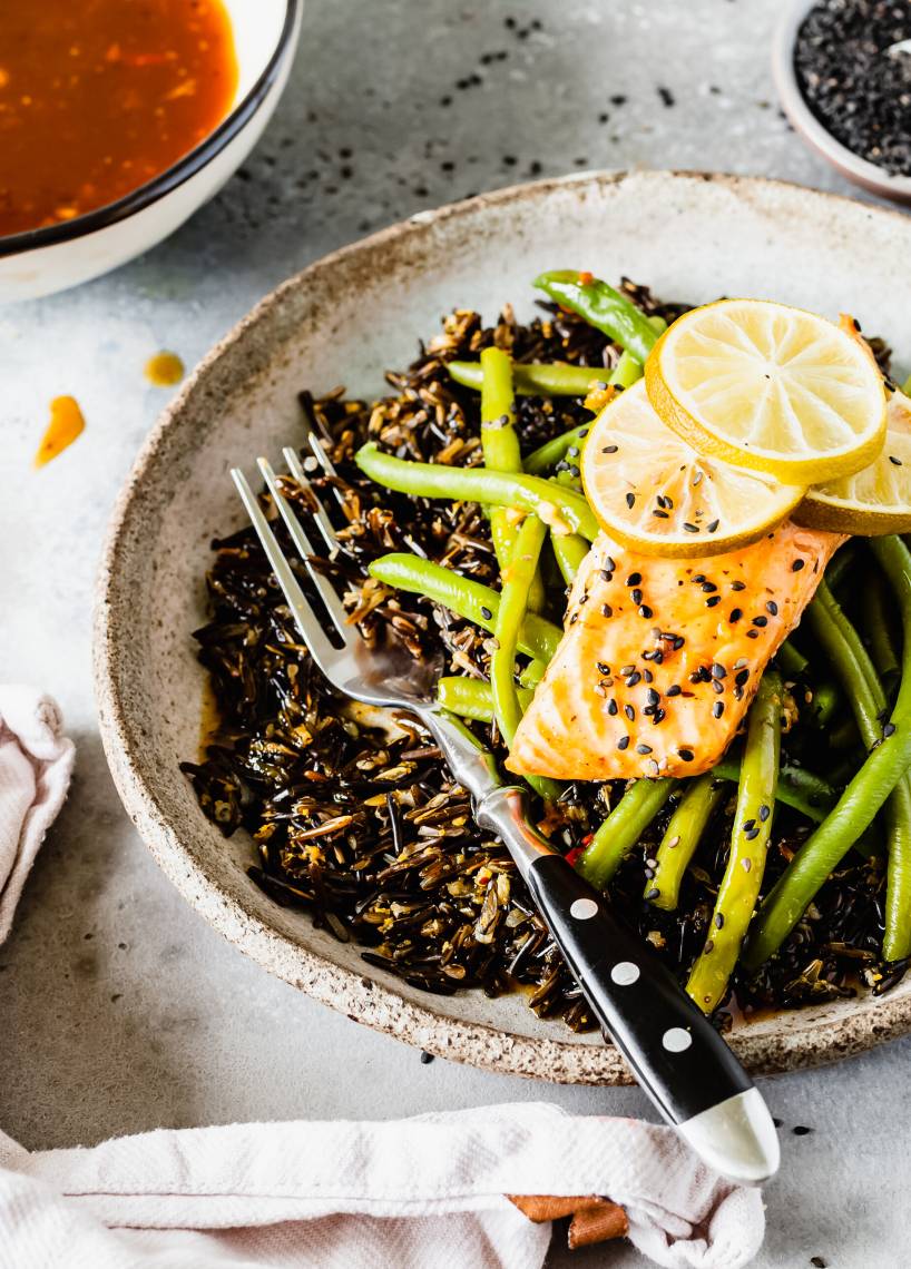 Dziki ryż z łososiem teriyaki