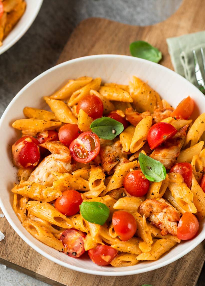 Kremowy makaron one pot z kurczakiem, pomidorami i mozzarellą
