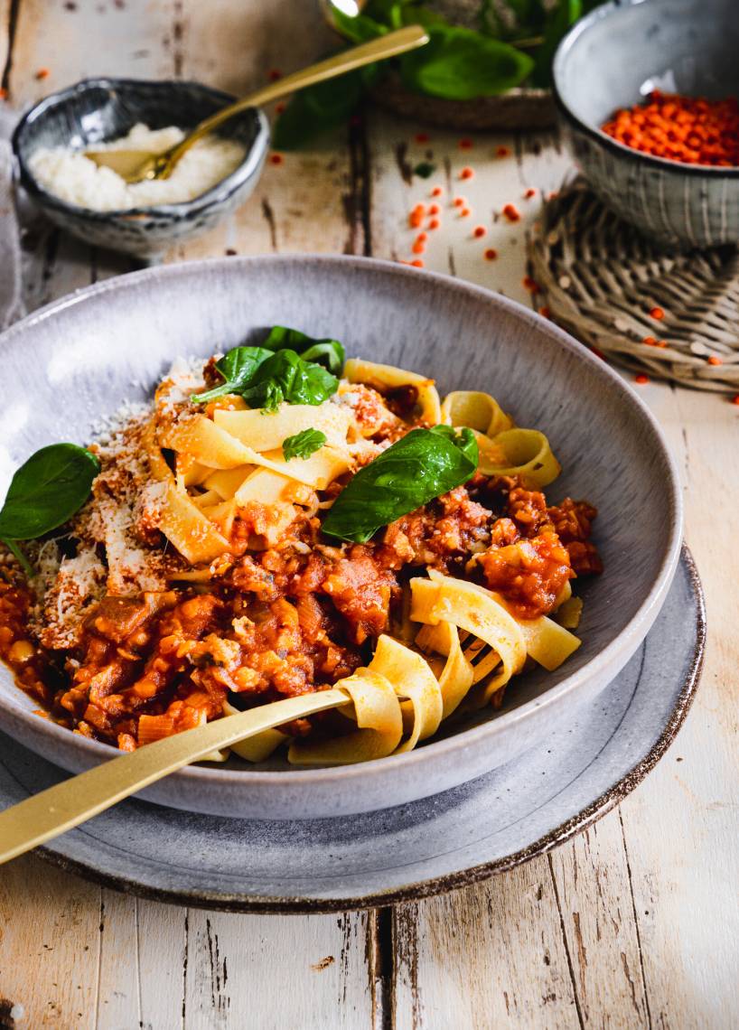Makaron bolognese z czerwonej soczewicy