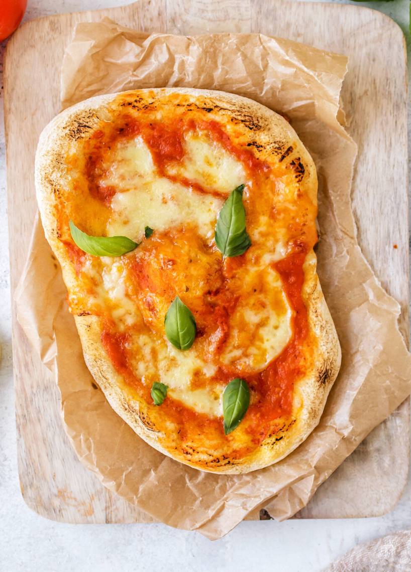 Pinsa z pomidorami i mozzarellą