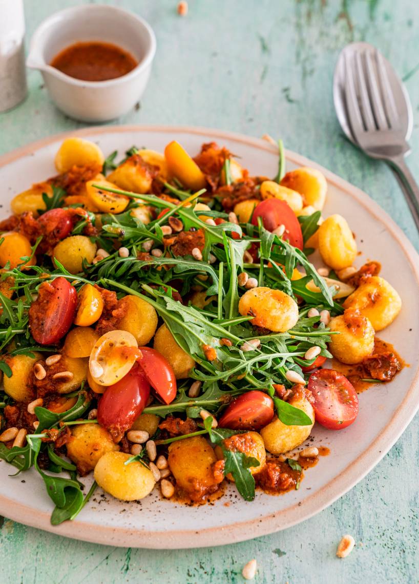 Sałatka z gnocchi z sosem pesto rosso