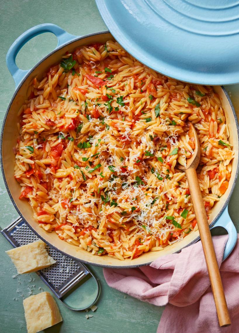 Szybkie jednogarnkowe Orzo z pomidorami
