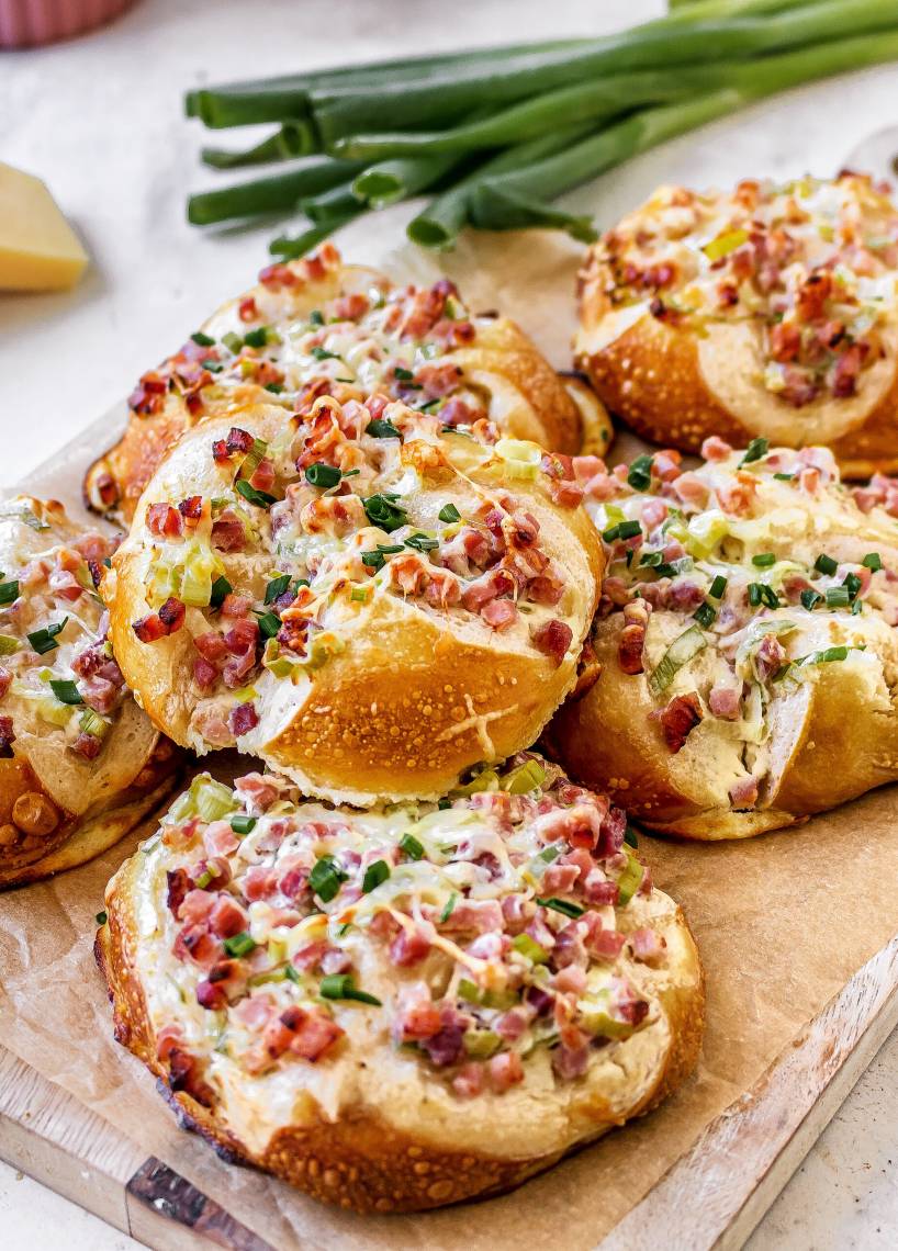 Bułeczki preclowe à la Flammkuchen