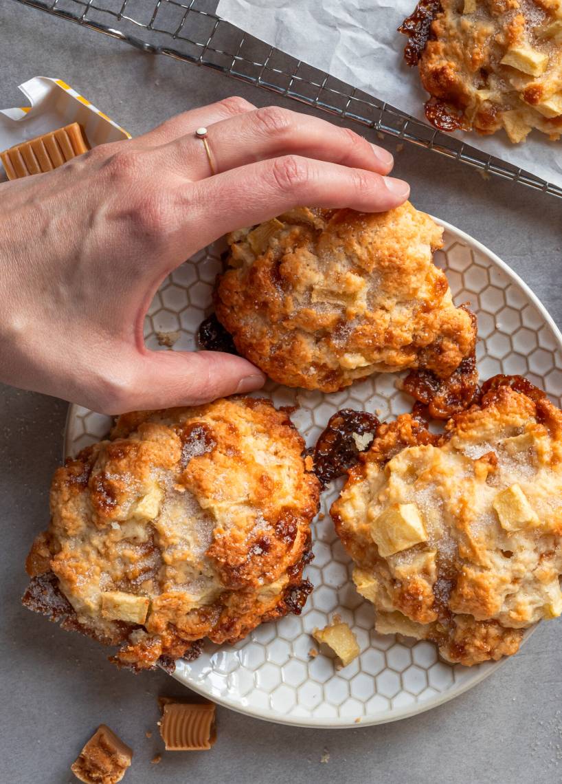 Szybkie pączki jabłkowe z karmelem
