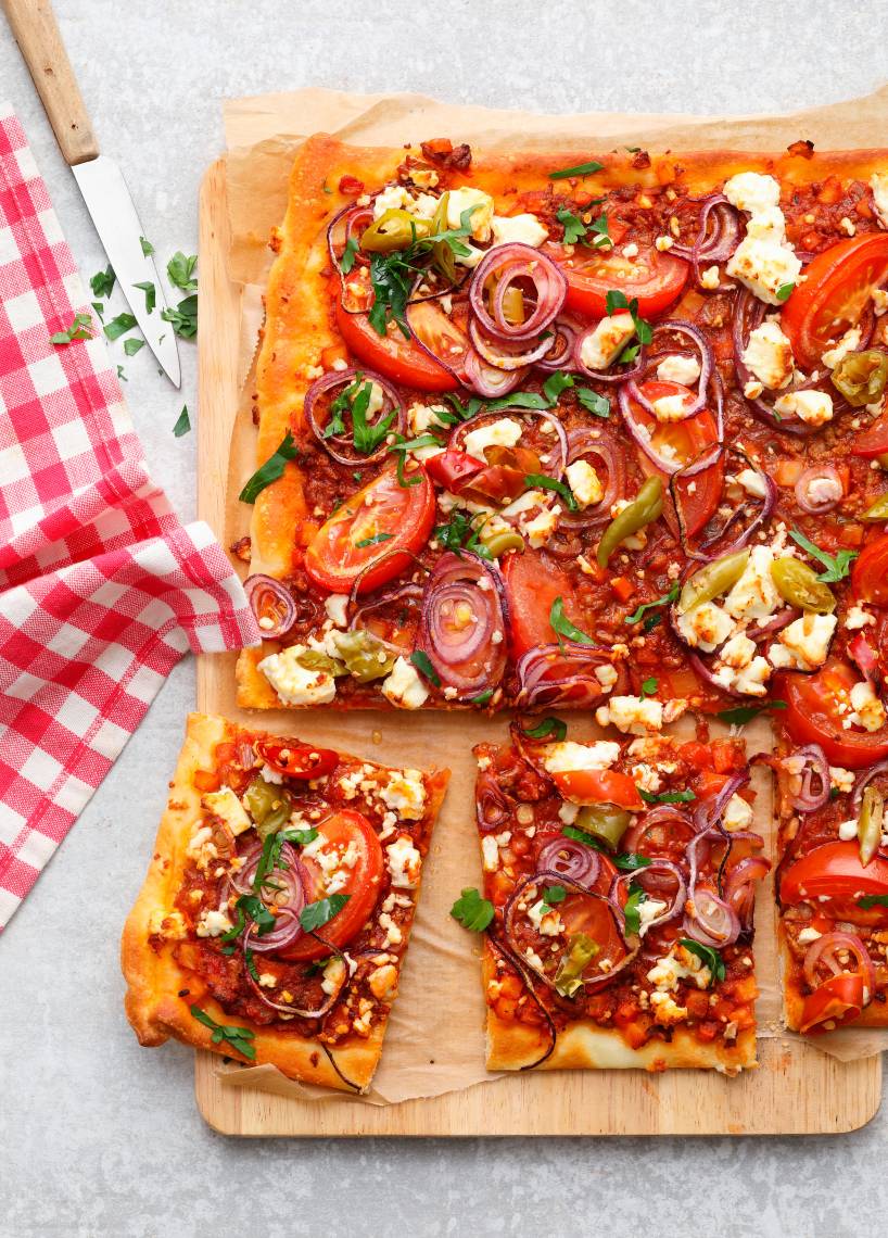 Szybka pizza pomidorowo-fetowa bez drożdży